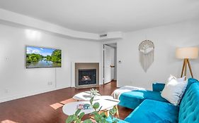Cozy 2 Bedroom & 2 Bathrooms Apartment By Beverly Hills With Free Parking
